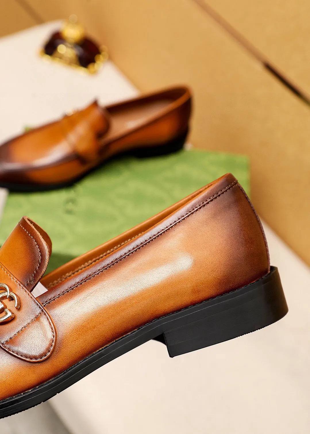 Men's shoes 💰400 💐 Product trademark: GUCCI "Gucci" casual leather shoes Regular size: 39-44 (38.45.46🉑️Customized) Product materials: Selected imported first-layer calfskin upper + luxury hardware buckle, imported 🐑 sheepskin lining. Strong three-dimensional visual effect, combined outsole Color: 2⃣️colors available